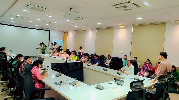 धाराशिव – 19 ते 24 डिसेंबर 2024 या कालावधीत सुशासन सप्ताहाच्या निमित्ताने 23 डिसेंबर रोजी जिल्हाधिकारी कार्यालय येथे निवासी उपजिल्हाधिकारी श्री. संतोष राऊत यांच्या अध्यक्षतेखाली कार्यक्रम घेण्यात आला.तहसीलदार (महसूल) श्री जगताप यांनी मार्गदर्शन केले. कार्यालयात कामानिमित्त आलेल्या प्रत्येक नागरिकांशी सर्जनशीलतेने व नम्रपणे वागावे तसेच पीजी पोर्टल आपले सरकार पोर्टल या पोर्टलवरील ऑनलाइन तक्रारींचा तात्काळ निपटारा करावा.असे आवाहन यावेळी करण्यात आले.