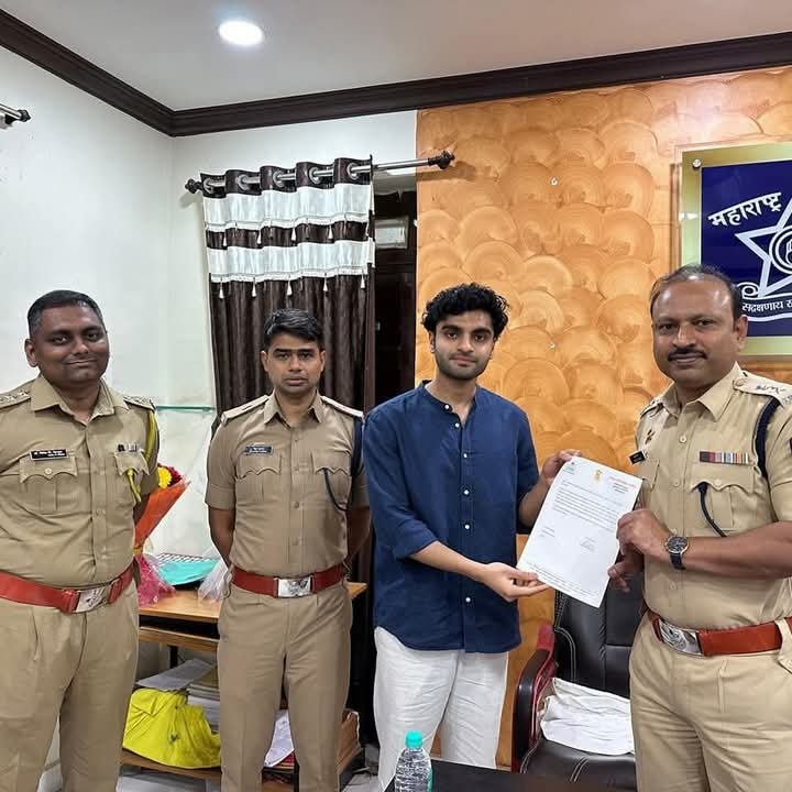 धाराशिव – अवघ्या महाराष्ट्र भर गाजलेल्या मसाजोग येथील सरपंच संतोष देशमुख यांच्या हस्ते प्रकरणाची झळ ही आता तुळजापूरला देखील लागत आहे. तुळजापूर मध्ये देखील पवन चक्कीच्या वादातून एका सरपंचावरती हल्ला झालेला आहे.या प्रकरणाची दखल घेत आमदार पुत्र मेघ पाटील यांनी घेतली पोलीस अधीक्षक श्री संजय जाधव यांची घेतली तुळजापुरात भेट.पवनचक्की प्रकरणी धमकवलेल्या शेतकऱ्यांना लवकरात लवकर न्याय मिळावा तसेच आरोपींना तात्काळ अटक करून त्यांच्यावरती योग्य ती कारवाई करावी याची केली मागणी.