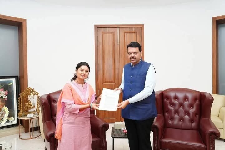 अभिनेत्री प्राजक्ता माळी यांनी मुख्यमंत्री देवेंद्र फडणवीस यांची सागर निवासस्थानी भेट घेतली आणि निवेदन दिले.त्यांच्याविरोधात यूट्यूबवर काही लोक आक्षेपार्ह व्हिडिओ प्रसारित करतात, अशीही तक्रार त्यांनी यावेळी केली. त्या सर्वांवर सुद्धा कारवाई करण्याचे आश्वासन मुख्यमंत्री देवेंद्र फडणवीस यांनी त्यांना दिले.