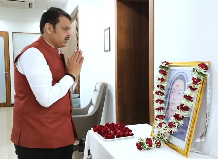 क्रांतिज्योती सावित्रीबाई फुले यांच्या जयंतीनिमित्त मुख्यमंत्री देवेंद्र फडणवीस यांनी मुंबईतील सागर या शासकीय निवासस्थानी सावित्रीबाई फुले यांच्या प्रतिमेस पुष्पहार अर्पण करून विनम्र अभिवादन केले.