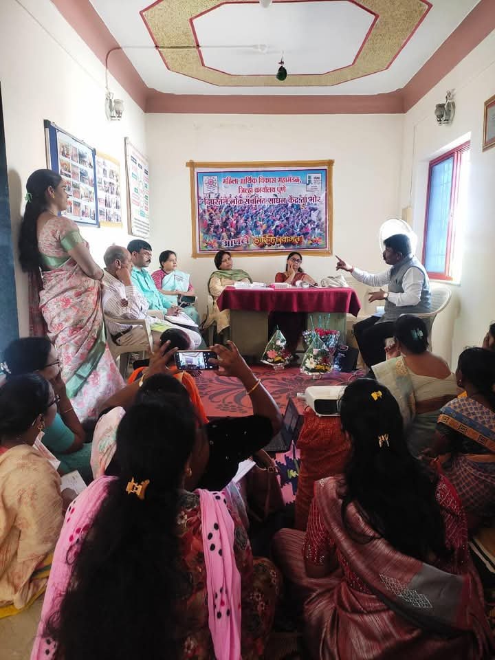 पुणे – “दिनांक 02/01/2025 रोजी मा. वर्षा लड्डा (IAS), मा. व्यवस्थापकीय संचालक माविम मुंबई व मा. कुसुम बाळसराफ, प्रकल्प सल्लागार माविम यांनी माविम पुणे जिल्ह्यातील दिपस्तंभ CMRC भोरचा आढावा घेतला.CMRC अंतर्गत बचत गट संख्या, तिरंगा थाळी, बँक लिंकेज, सब प्रोजेक्ट, WASH कार्यक्रम याबाबतची माहिती घेतली. महिलांचे अनुभव व प्रगती जाणून घेऊन मा. MD मॅडम यांनी समाधान व्यक्त केले व कामाचे कौतुक केले.कार्यक्रमास माविम पुणे विभागाचे RBDC मा. सिद्धाराम माशाळे, RC मा. विलास बच्चे, DCO अशोक चव्हाण, DPC आशिष दगडे व दिपस्तंभ CMRC भोर कार्यकारिणी व स्टाफ उपस्थित होते.”