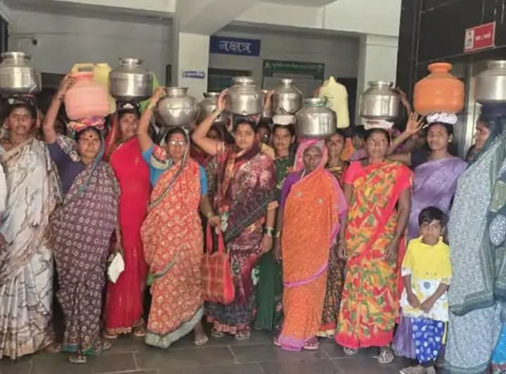 संतप्त गावकऱ्यांनी पाणीपुरवठा विभागाच्या अधिकाऱ्यांना घातला घेराव