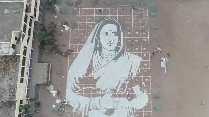 राजमाता जिजाऊ साहेबांच्या जयंतीनिमित्त मानवंदना देण्यासाठी जामखेड शहरातील नागेश विद्यालयाच्या मैदानावर कलाकार उद्देश पघळ आणि सुनील बेले साकारत असलेले १५ हजार चौरस फुटांचे जगातील सर्वात मोठे रेखाचित्र पूर्णत्वास जाण्याच्या मार्गावर आहे.