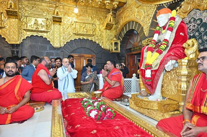 केंद्रीय गृहमंत्री अमित शाह यांनी शिर्डी येथे श्री साईबाबा समाधी मंदिराला भेट देऊन श्री साईबाबांचे दर्शन घेतले. यानंतर त्यांनी द्वारकामाई व गुरूस्थानचे दर्शन घेतले. त्यांच्यासमवेत विधानपरिषद सभापती प्रा.राम शिंदे, जलसंपदा मंत्री राधाकृष्ण विखे पाटील उपस्थित होते. श्री साईबाबा संस्थानच्यावतीने श्री.शाह यांचा सत्कार करण्यात आला.याप्रसंगी तदर्थ समितीच्या अध्यक्षा तथा जिल्हा व सत्र न्यायाधीश श्रीमती अंजू शेंडे (सोनटक्के), जिल्हाधिकारी सिद्धाराम सालीमठ, साईबाबा संस्थानचे मुख्य कार्यकारी अधिकारी गोरक्ष गाडीलकर उपस्थित होते.