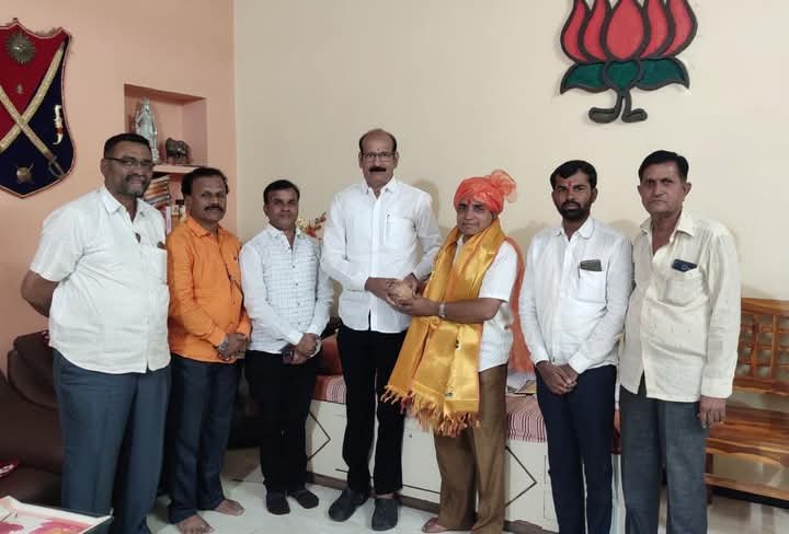 पत्रकार देविदास पाठक यांची विद्यापीठ सिनेट सदस्यपदी निवड झाल्याबद्दल मा.आ.सुजितसिंह ठाकुर यांच्या हस्ते सत्कार