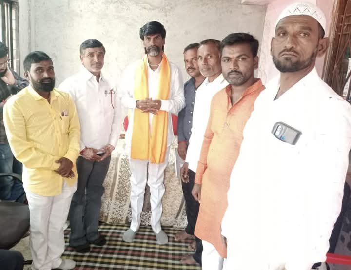 तामलवाडी येथील शेतकऱ्यांच्या शिष्टमंडळाने घेतली मनोज जरांगे पाटील यांची भेटएमआयडीसी संदर्भात मनोज जरांगे यांचा जिल्हाधिकारी यांना फोन