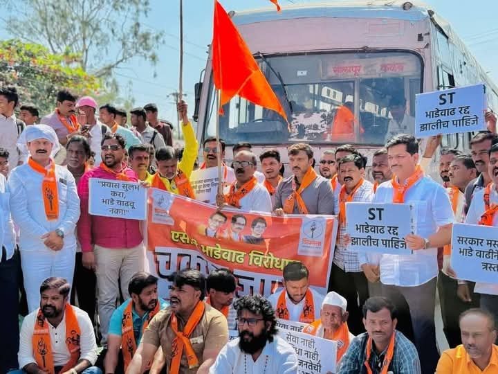 एसटी तिकीट दरवाढी विरोधात शिवसेना (ठाकरे)उ.बा.ठा गटाचे चक्काजाम आंदोलन,खा राजेनिंबाळकर, आ पाटील उतरले रस्त्यावर