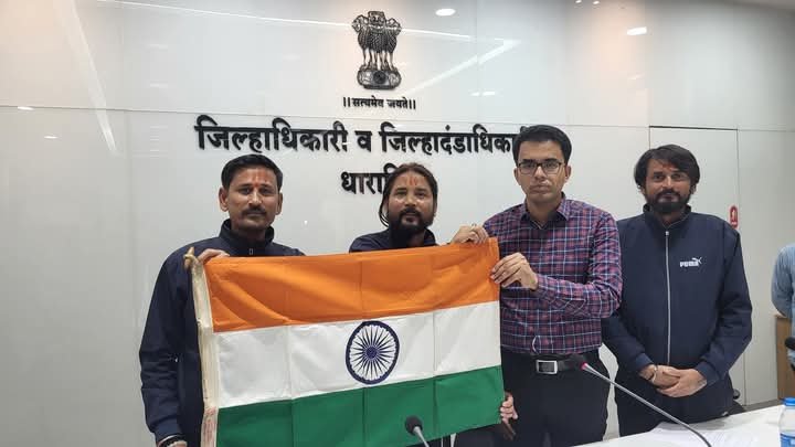 पर्यावरण वाचवण्यासह मुली वाचवा मुली शिकवा संदेश देत ११ देशांत पायी भ्रमंती