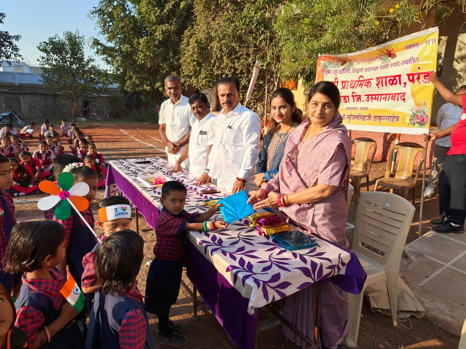 सरस्वती प्राथमिक शाळा व कल्याणसागर माध्यमिक विद्यालय परंडा येथील ध्वजारोहण संस्थेच्या सचिवा सौ. प्रज्ञाताई कुलकर्णी यांच्या हस्ते संपन्न झाले.