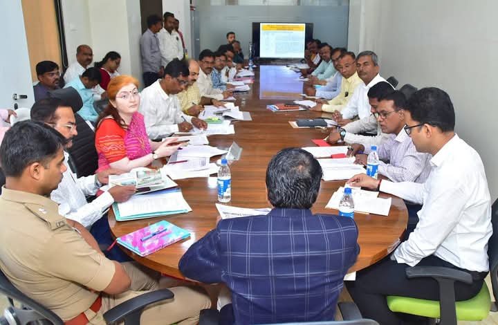 शेतकऱ्यांच्या आत्महत्या रोखण्यासाठी विविध योजनांचा लाभ दयावा .ॲड.निलेश हेलोंडे पाटील