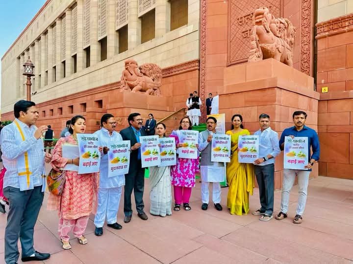 संसदेच्या समोर सोयाबीन खरेदी मुदतवाढीची मागणी, खासदारांचे आंदोलन
