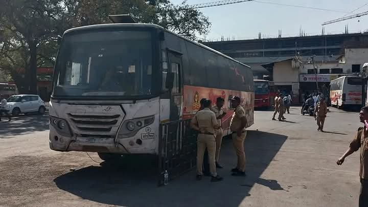 पुण्यात स्वारगेट बसस्थानक येथे झालेली अत्याचाराची घटना ह्याच बसमध्ये झाली आहे…