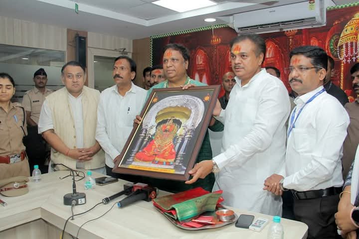 मंत्री आशिष शेलार यांनी घेतले श्री तुळजाभवानी देवीचे दर्शन, विकास कामांची केली पाहणी