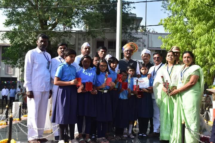 पालकमंत्री प्रताप सरनाईक यांच्या हस्ते विविध क्षेत्रातील व्यक्तींचा सत्कार
