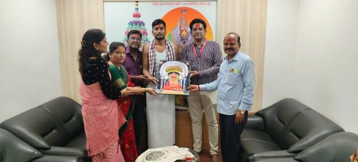 श्री आई तुळजाभवानी देवींच्या चरणी कर्नाटकातील भाविकाकडून 5 तोळे सोने अर्पण