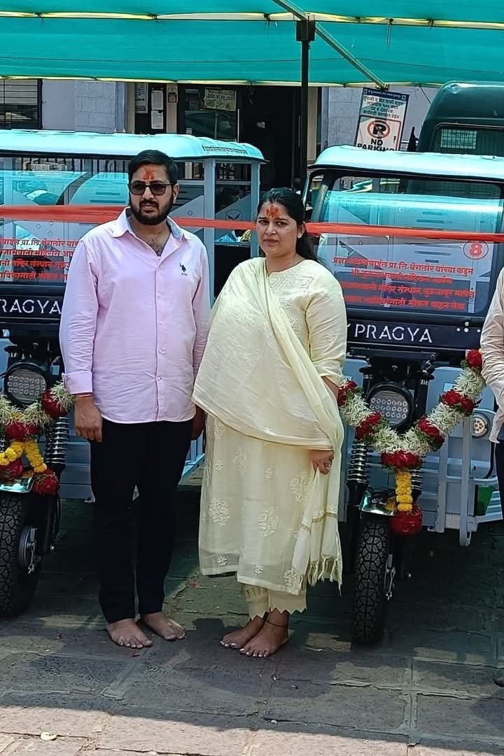 माजी आमदाराच्या पुत्राकडून श्री तुळजाभवानी मंदिर संस्थानला दोन ई-रिक्षा भेट