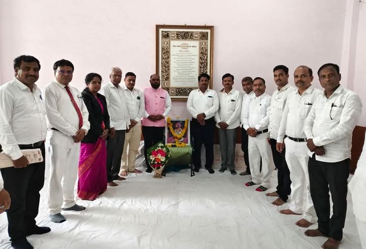 जिल्हा न्यायालयात विधीज्ञ मंडळाच्या वतीने छत्रपती संभाजी महाराज जयंती साजरी – ॲड.जयप्रकाश साळुंखे यांचे अभ्यासपूर्ण व्याख्यान