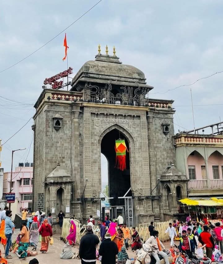 तुळजाभवानी मंदिर संस्थान कार्यालयात तोडफोड करणाऱ्या पुजारी अनुप कदम वर मंदीर संस्थान कडून 3 वर्ष मंदिर प्रवेशबंदीची कडक कारवाई