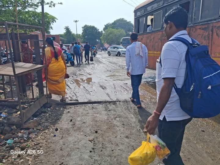 धाराशिवच्या नवीन बसस्थानकाची दुरवस्था! उद्घाटन झालं, पण प्रवाशांची तारांबळ सुरूच