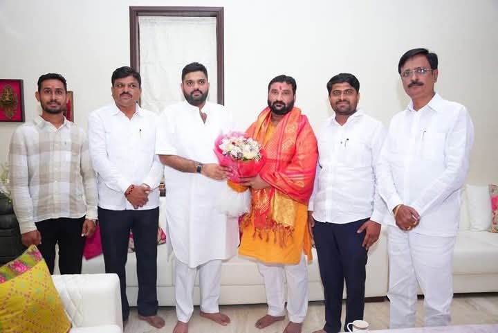 दत्ताभाऊ कुलकर्णी यांच्या भाजप जिल्हाध्यक्षपदाच्या निवडीनंतर मल्हार राणाजगजितसिंह पाटील यांच्याकडून सत्कार व शुभेच्छा