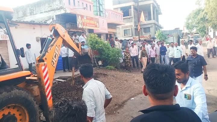 दहिफळ येथील बाजार मैदानातील अर्धवट अतिक्रमण हटविले.
