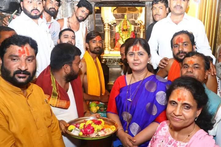 आदीशक्ती कुलस्वामिनीचे श्री क्षेत्र तुळजापूर येथे आई तुळजाभवानी मातेचे पर्यावरण मंत्री पंकजा मुंडे यांनी दर्शन घेतले.