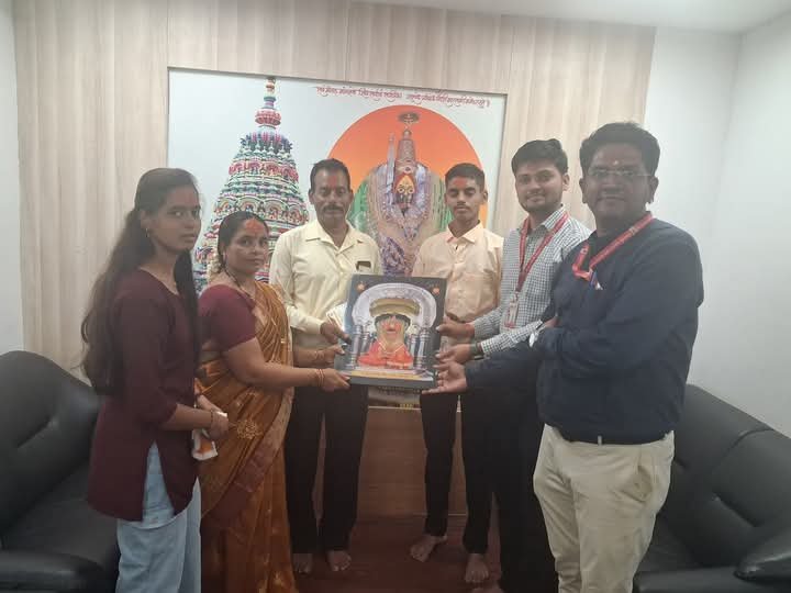 कर्नाटक येथील आर्मीच्या जवानाकडून पहिला पगार श्री.आई तुळजाभवानी चरणी अर्पण