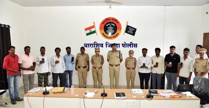 धाराशिव जिल्ह्यात कायदा आणि सुव्यवस्थेचा विशेष पोलीस महानिरीक्षक वीरेंद्र मिश्र यांनी घेतला आढावा; उत्कृष्ठ कामगिरी करणाऱ्या अधिकारी आणि पोलीस कर्मचाऱ्यांचा गौरव
