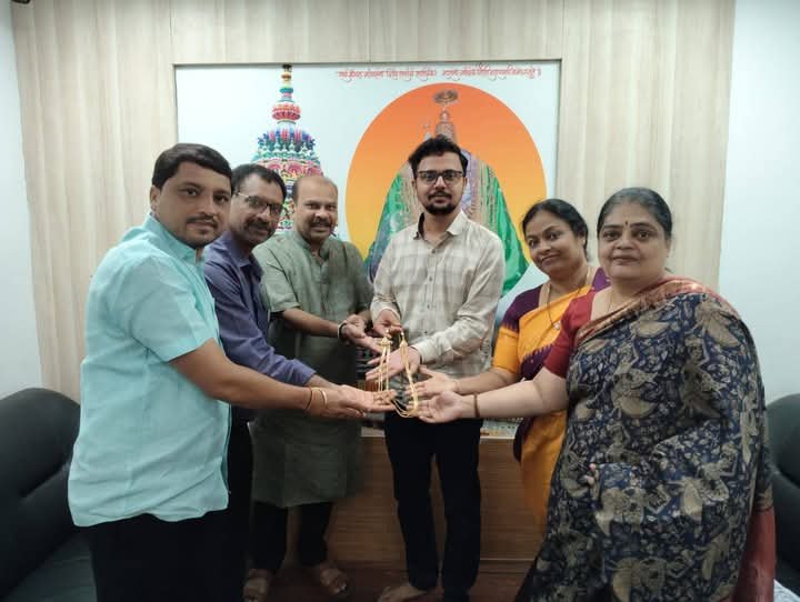 हैद्राबाद येथील भाविक पद्मप्रिया सतीश गौड यांच्याकडून श्री आई तुळजाभवानी देवींच्या चरणी साडे आठ तोळ्याचा सोन्याचा हार अर्पण
