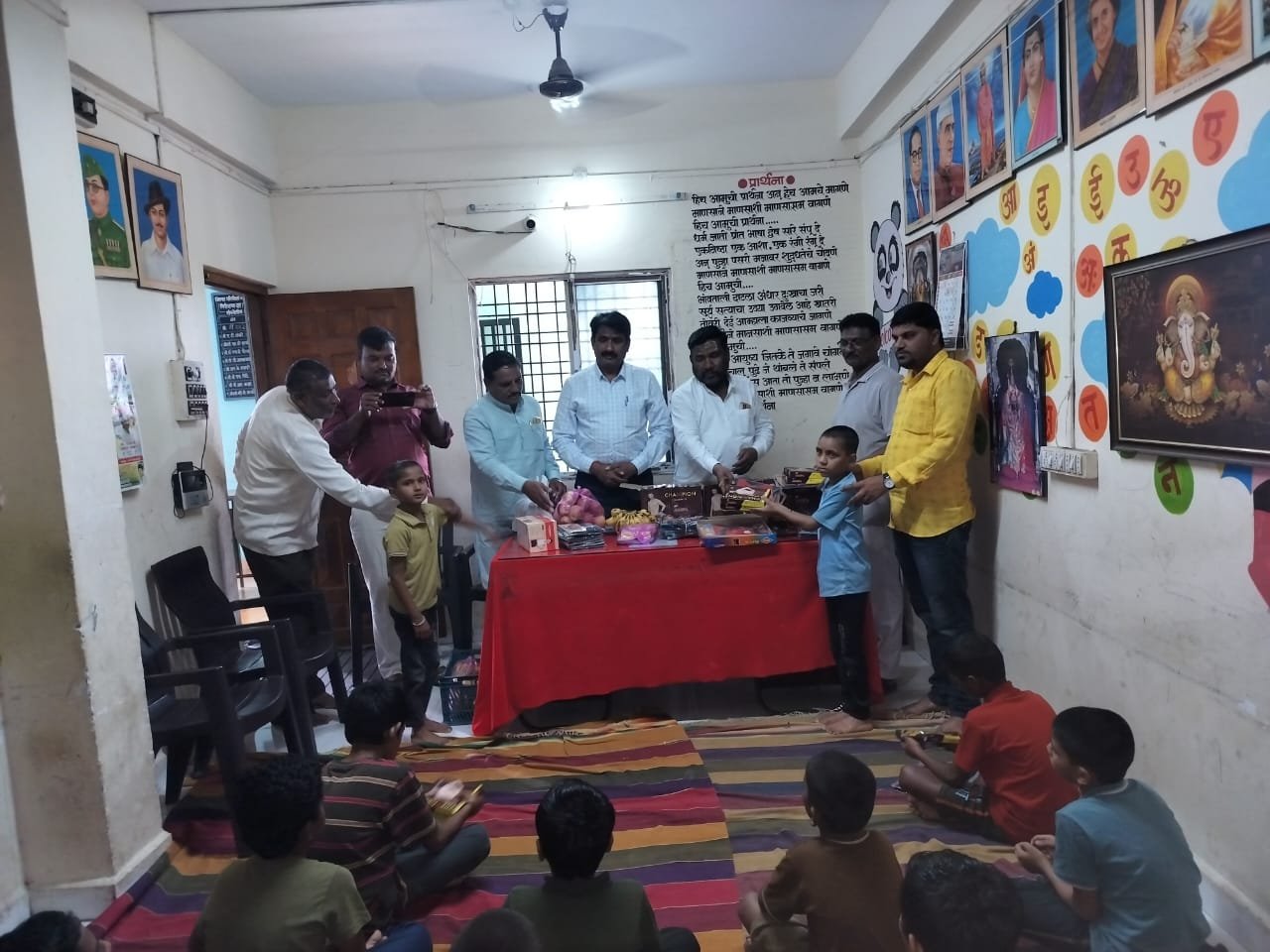 धाराशिव – महिला व बालविकास विभाग अंतर्गत कार्यरत धर्मवीर संभाजीराजे सामाजिक बहुउद्देशीय संस्था, तुळजापूर संचलित निरीक्षणगृह / बालगृह धाराशिव येथे माजी मुख्यमंत्री तथा शिवसेना पक्षप्रमुख उद्धव बाळासाहेब ठाकरे यांच्या वाढदिवसानिमित्त मुलांना कपडे, फळे, खाण्याचे पदार्थ मा .अँड गजानन चौगुले जिल्हा अध्यक्ष बजरंग दल, बालगृह/ निरीक्षणगृहाचे सचिव मा.सुधीर कदम, बालगृह/ निरीक्षणगृहाचे  कोषाध्यक्ष मा.कालिदास नाईकवाडी, सदस्य बाळासाहेब शिंदे, श्री. इंगळे, गजानन कदम परमेश्वर यांच्या हस्ते बालगृह / निरीक्षणगृहातील मुलांना कपडे, फळे, खाण्याचे पदार्थ वाटप करण्यात आले.यावेळी संस्थेचे कर्मचारी शहापुरे आर.के,कदम बी.आर,माधुरी हरवले ,शिंदे.ए.एल,आशा भिसे,प्रशांत मते,अक्षय निपाणीकर, तसेच बालगृहातील मुले उपस्थित होती.