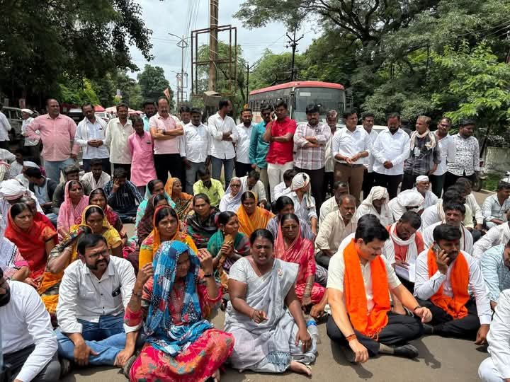 शेतकऱ्यांचा अन्यायाविरुद्ध लढा – आ. कैलास पाटील यांचा ठाम पाठिंबा गुंडशाहीच्या विरोधात आवाज; पवनचक्की कंपन्यांच्या मनमानी विरोधात शेतकरी एकवटले
