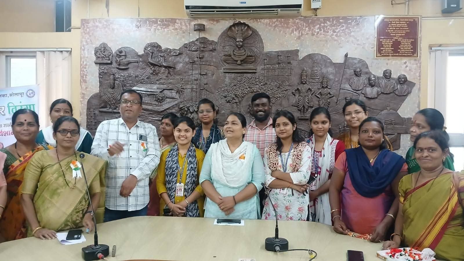 सोलापूर महापालिकेत तिरंगा राखी कार्यशाळा; ७५ महिलांचा उत्स्फूर्त सहभाग