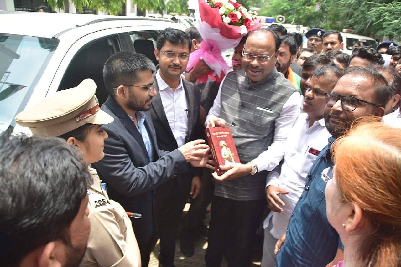 महसूल मंत्री चंद्रशेखर बावनकुळे यांचे जिल्हाधिकारी कार्यालय येथे आगमन व स्वागत
