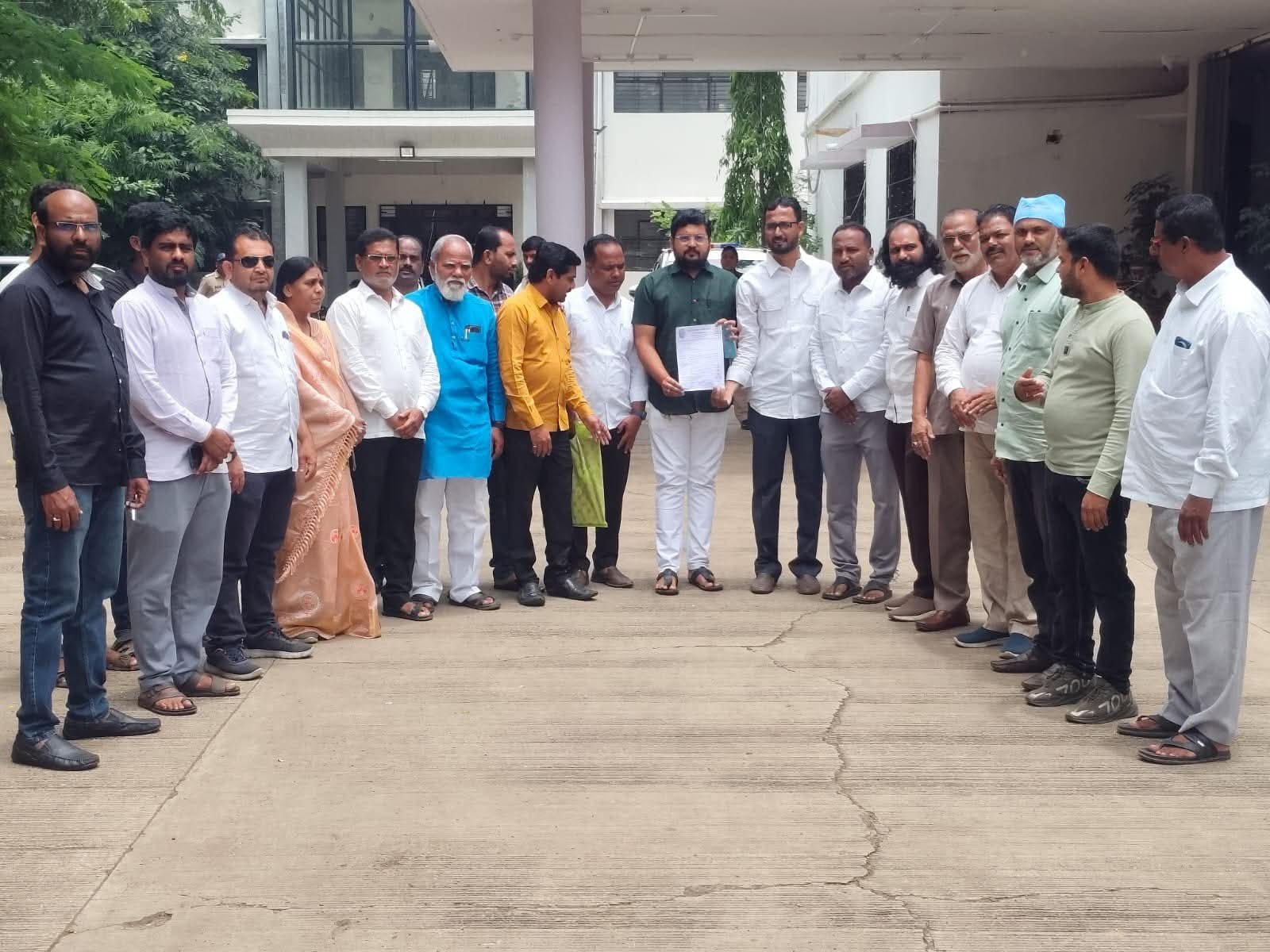 मोकाट कुत्र्यांच्या वाढत्या त्रासा विरोधात शहर राष्ट्रवादी काँग्रेसचा इशारा“कुत्र्यांचा कायमचा बंदोबस्त न केल्यास जिल्हाधिकारी व नगर परिषदेत सोडू” – निवेदन