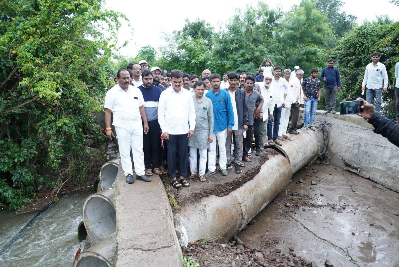 कृषीमंत्री दत्तात्रय भरणे यांनी केली अतिवृष्टीग्रस्त भागातील पीक नुकसानीची पाहणी