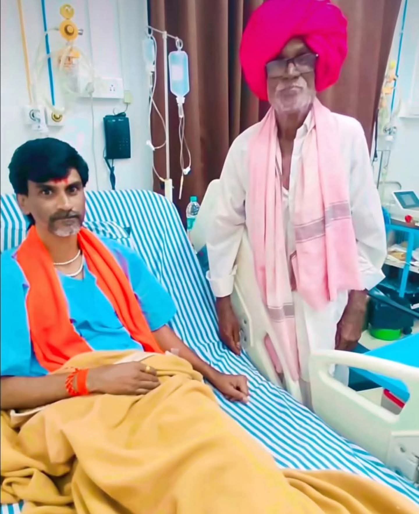 छत्रपती संभाजीनगर येथील गॅलेक्सी हॉस्पिटल मध्ये जरांगे पाटील यांच्या वडिलांनी जाऊन मनोज जरांगे पाटलांची भेट घेतली..