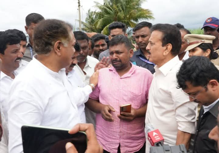 सरकार शेतकऱ्यांच्या पाठीशी खंबीरपणे उभे आपत्ती निवारण मंत्री गिरीष महाजन