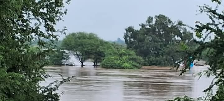 भूम व परंडा तालुक्यात अनेक गावे महापूराच्या विळख्यात : ६५ नागरिकांची सुटका,९२ गावांतील शेतीपिकांचे नुकसान