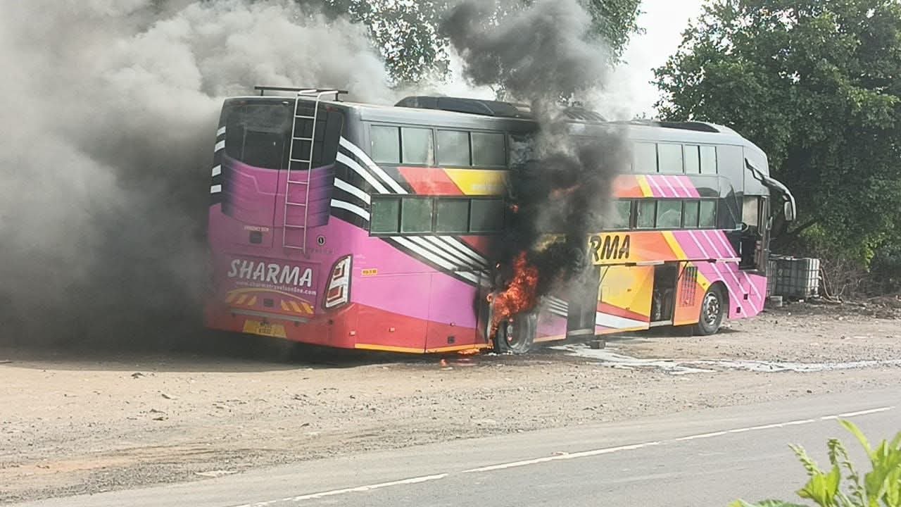 खाजगी ट्रॅव्हल्सची बस तुळजापूर-सोलापूर हायवेवर पेटली; ब्रेक लायनर जाम झाल्याने आग