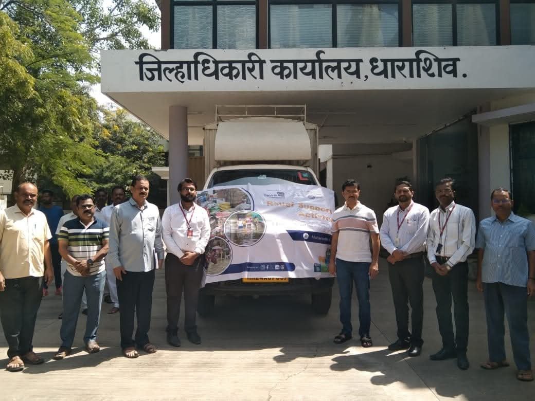 कोटक बँकेचा पूरग्रस्तांना मदतीचा हात; जिल्हाधिकाऱ्यांच्या हस्ते ५००० जीवनावश्यक किट वाटपाचा शुभारंभ