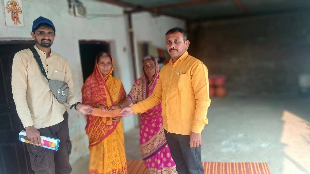 पुरात वाहून गेलेल्या कुटुंबियांना केली आर्थिक मदत
