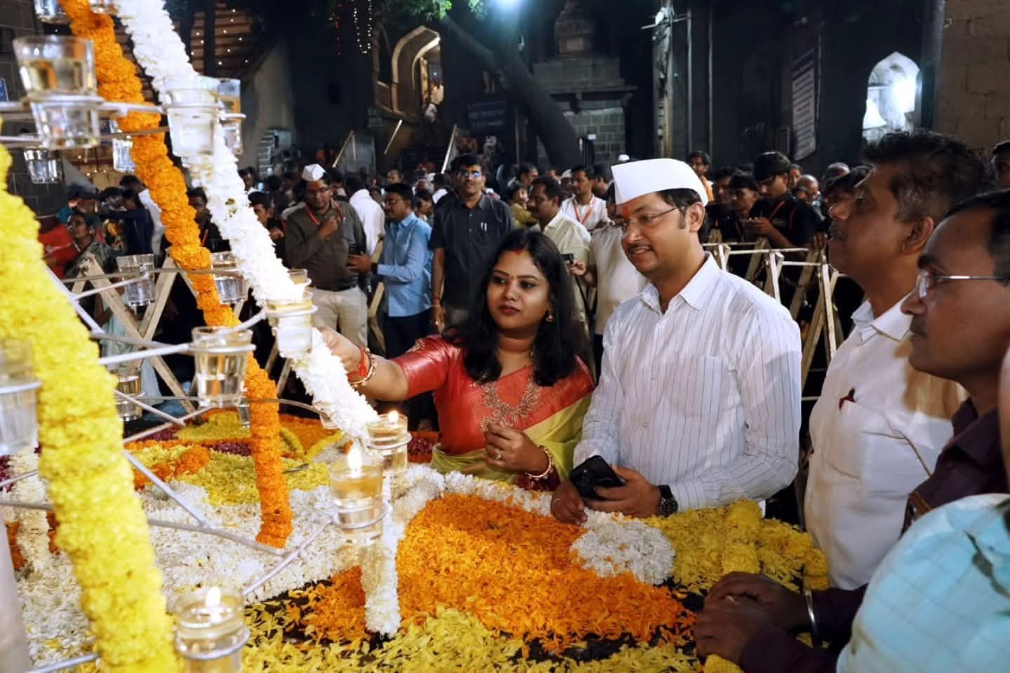 श्री आई तुळजाभवानी मंदिरात त्रिपुरारी पौर्णिमेनिमित्त दीपोत्सव; जिल्हाधिकाऱ्यांच्या हस्ते कल्लोळ तीर्थाचे पूजन