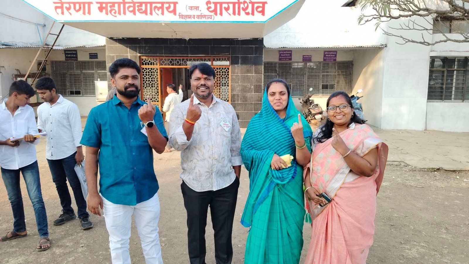 धाराशिव नगरपालिकेच्या मतदानाला सुरुवात; नगराध्यक्ष पदाच्या उमेदवार संगीता सोमनाथ गुरव आणि नगरसेवक पदाचे उमेदवार आणि अक्षय जोगदंड यांनी बजावला मतदानाचा हक्क