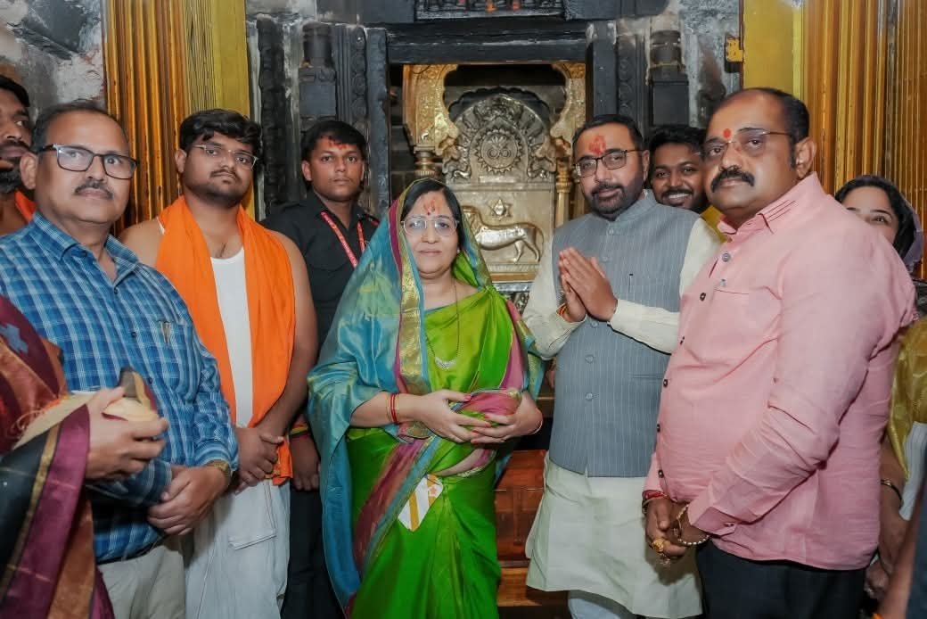 केंद्रीय मंत्री प्रतापराव जाधव यांनी सपत्नीक घेतले श्री तुळजाभवानी देवींचे दर्शन
